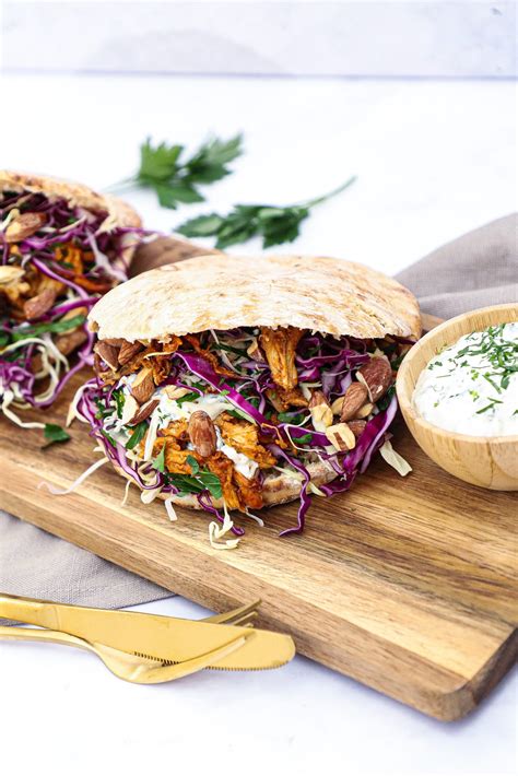 Pulled pork pita Opskrift med kålsalat og urtedressing