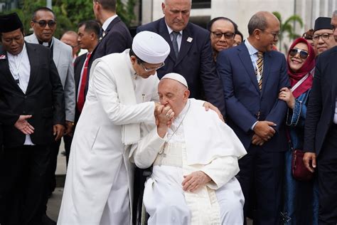 Foto Foto Momen Haru Paus Fransiskus Di Ri Sapa Jemaat Hingga Cium