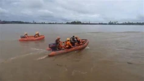 Kapal Tugboat Tenggelam Di Perairan Muarakaman Orang Hilang Bayi Dan