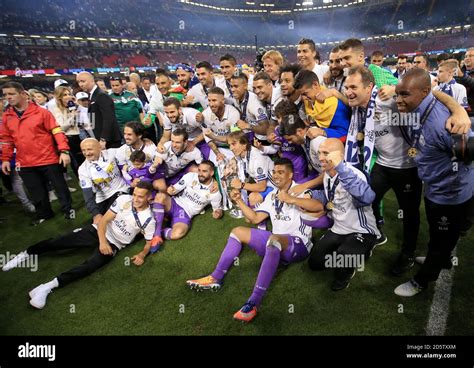 Real Madrid players celebrate with the trophy after the 2017 Champions ...