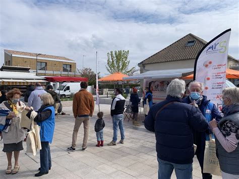 Je Marche Avc Minibusavc Sur Le March De Libourne