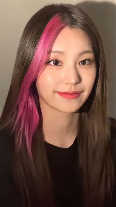 Yeji Fotoğraf Gaya rambut Warna rambut Gaya rambut dengan poni