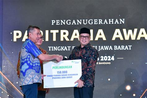 Paritrana Award 2024 Bey Machmudin Pemberian Penghargaan Jadi