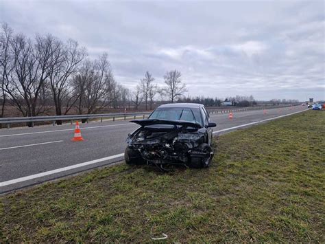 Wypadek Na A Samoch D Uderzy W Bariery