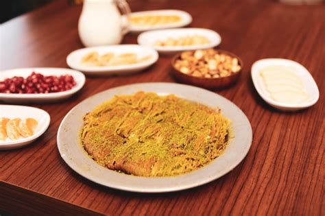 Postre Turco Kunefe Kunafa Kadayif Con Polvo De Pistacho Y Queso