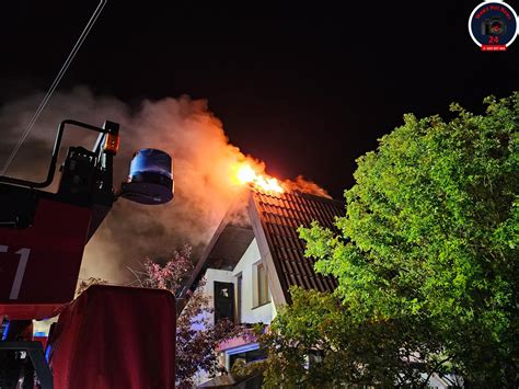 Pożar domu wolnostojącego w Nowej Wsi 30 strażaków walczyło z ogniem