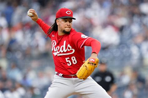 SEATTLE MARINERS: Seattle trades for Reds pitcher Luis Castillo ...