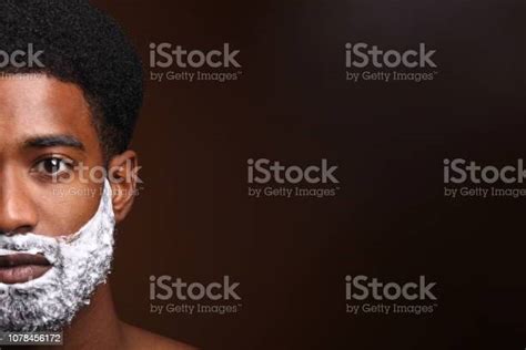 Pria Kulit Hitam Yang Cantik Bercukur Foto Stok Unduh Gambar Sekarang Afro Hairstyle Gaya