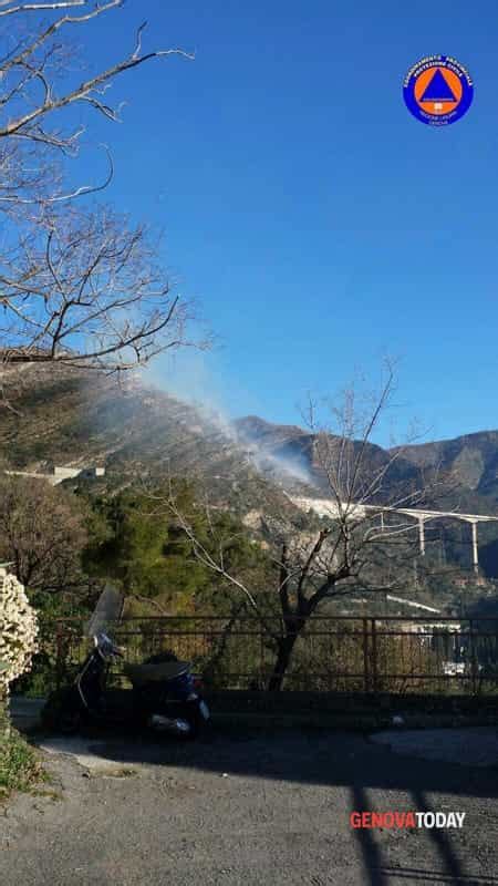 Foto Paura A Nervi Brucia La Collina Di Sant Ilario