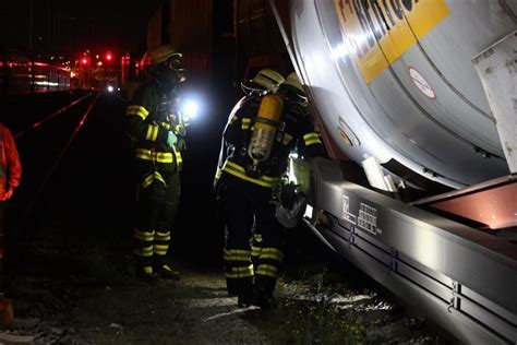 Zug Auf Freier Strecke In M Nchen Evakuiert Tankcontainer Ruft