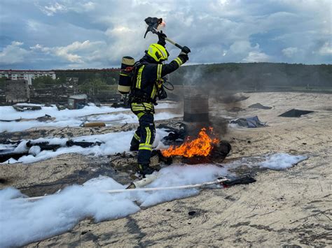 Dachstuhlbrand Menschenleben In Gefahr Eins Tze Freiwillige