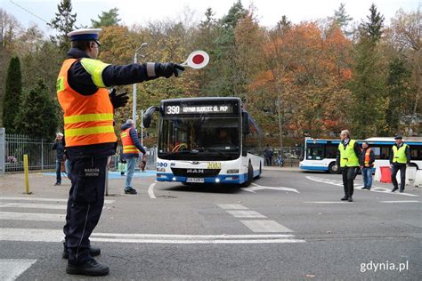 Gdynia Dzień Wszystkich Świętych Jak dojechać na cmentarze Razem z