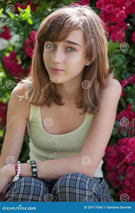 Verticale D Une Adolescente Image Stock Image Du Bracelet Fleur