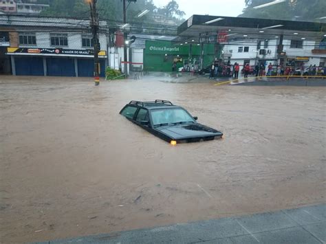 Chuva inunda Centro Histórico de Petrópolis Diário do Rio de Janeiro