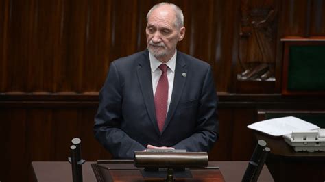 Podkomisja smoleńska Antoni Macierewicz pozornie ustąpił ale to nie