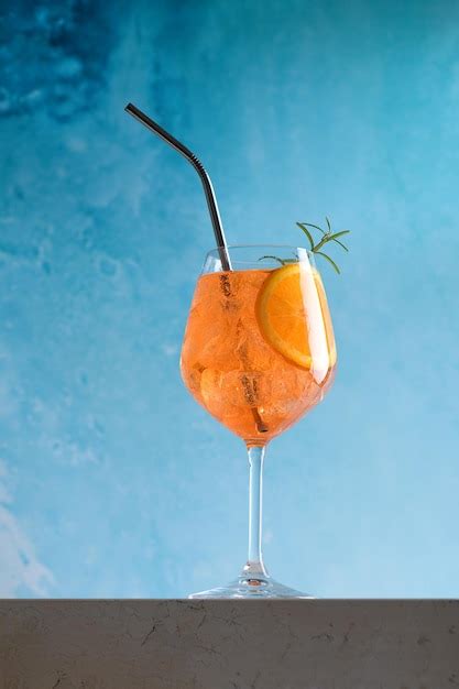 Clássico aperitivo italiano aperol spritz cocktail em vidro cubos