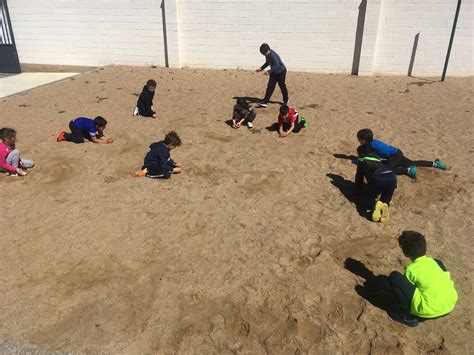 El Maestro Luichi de Educación Física 3º y 4º juegan a las canicas