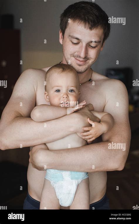 Papa Avec Bébé Dans Ses Bras Banque De Photographies Et Dimages à