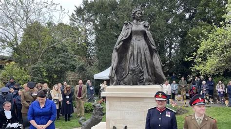 Le Premier Monument Permanent De La Reine Lisabeth Ii D Voil