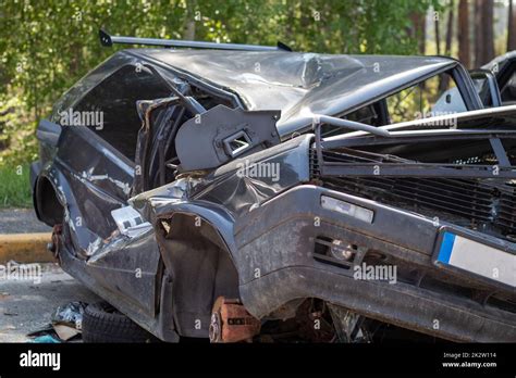 Accidente De Tráfico En La Calle Coche Dañado Después De Una Colisión En La Ciudad Accidente