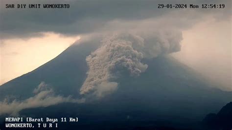 Gunung Merapi Erupsi 2 Kali Siang Ini Wedus Gembel Meluncur Hingga 15