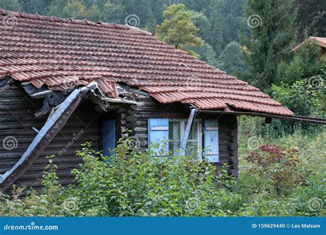 Vieille Maison En Bois En Ruines Au Bord Du Village Photo Stock Image