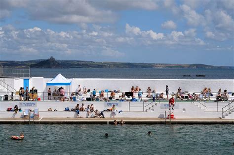 Cornwalls Iconic Jubilee Pool Filled To Capacity At Hot Reopening