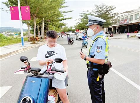 三亚交警持续开展两轮电动车交通安全教育劝导 三亚文明网