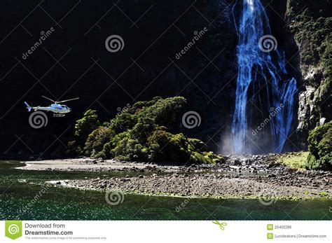 El Helic Ptero Vuela Sobre Fiordland Foto De Archivo Imagen De Agua