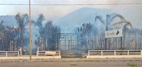 Incendi Sicilia ancora roghi nel palermitano ma l emergenza è finita