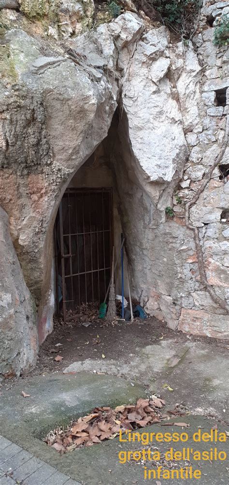 Pietra Ligure Il Trabocchetto Zona Carsica Tutelata Costellata Di