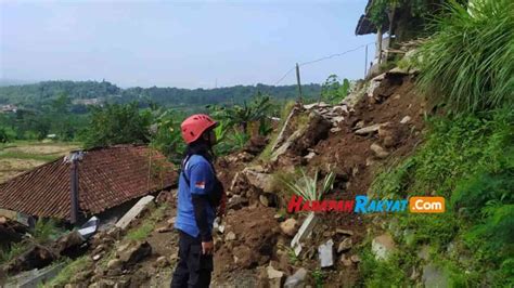 Tebing Longsor Di Tasikmalaya Timpa Rumah Warga Terancam