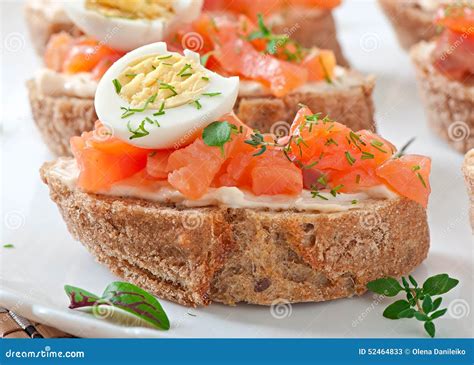 Bocadillo Con Los Salmones Y El Queso Cremoso Salados Imagen De Archivo