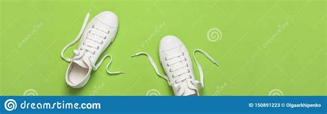 Zapatillas De Deporte Femeninas Blancas De La Moda En Fondo Verde