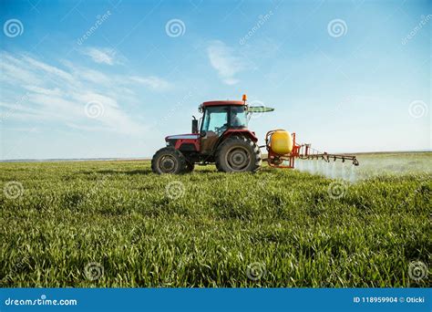 Fazendeiro Que Pulveriza O Campo De Trigo Verde Foto De Stock Imagem