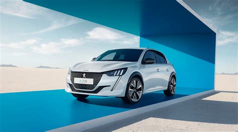 Peugeot e 208 la city car elettrica diventa più potente ed efficiente