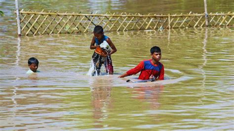 Yamuna River Flowing Beyond Danger Level Many Areas Of Delhi Are