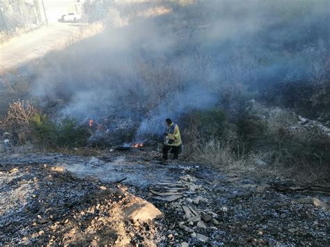 Alarma por incendio de hierba y basura en terreno baldío