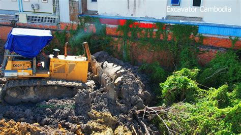 Excellent Skills Driver Bulldozer Working Pushing Wet Soil At Narrow