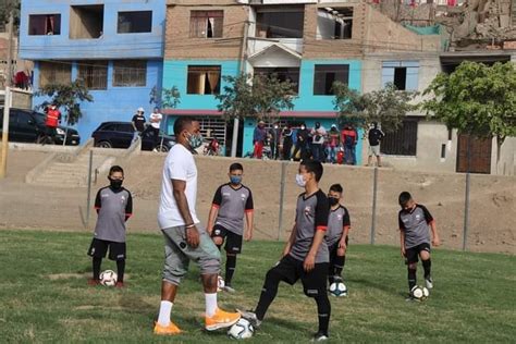 Jefferson Farfán cumplió el sueño de niños en Puente Piedra Perú Lima