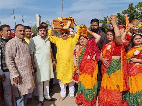 Kalash Yatra Taken Out Before Shiv Mahapuran Katha