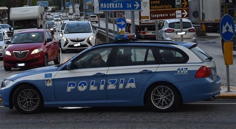 Cerca Di Ingoiare 13 Ovuli Di Eroina Spacciatore Arrestato Vicino Alla