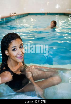 Frau Bikini öffentliche Bäder Schwimmbad Freibad Badeort