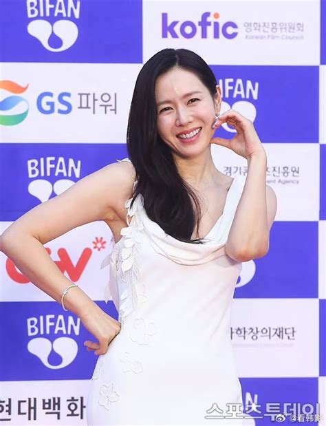 42歲孫藝真狀態曝！超緊身禮服踏紅毯「零贅肉撼全場」網讚：最美媽咪 | 娛樂星聞