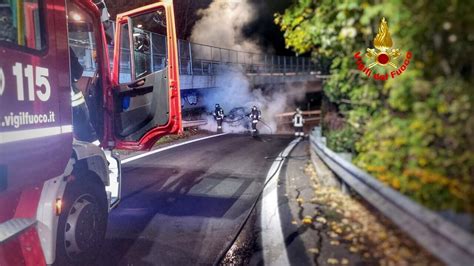 Statale L Auto Prende Fuoco Sullo Svincolo Di Lecco Soccorso