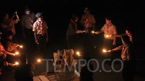 Khidmatnya Upacara Api Unggun Peringatan Hari Pramuka Ke 61 Foto Tempo Co