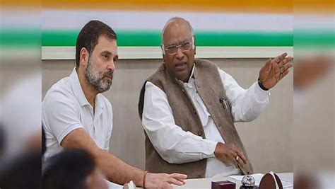 Mallikarjun Kharge With Rahul Gandhi