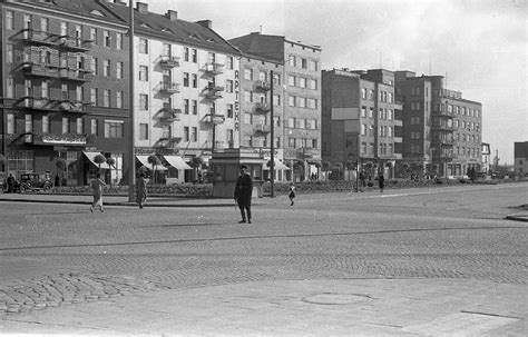 Skrzyżowanie ulic 10 Lutego i Świętojańskiej w Gdyni w głębi skwer