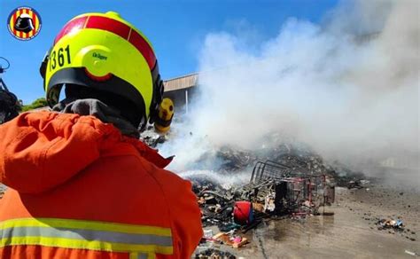 Tres heridos por inhalación de humo en el incendio de una nave