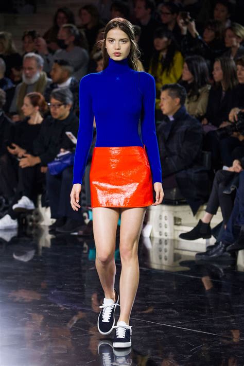 7 ’90s Trends Taking Over Paris Fashion Week